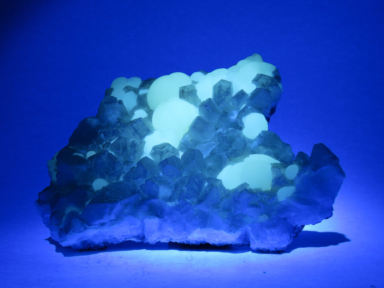 FLUORITE ON APOPHYLLITE